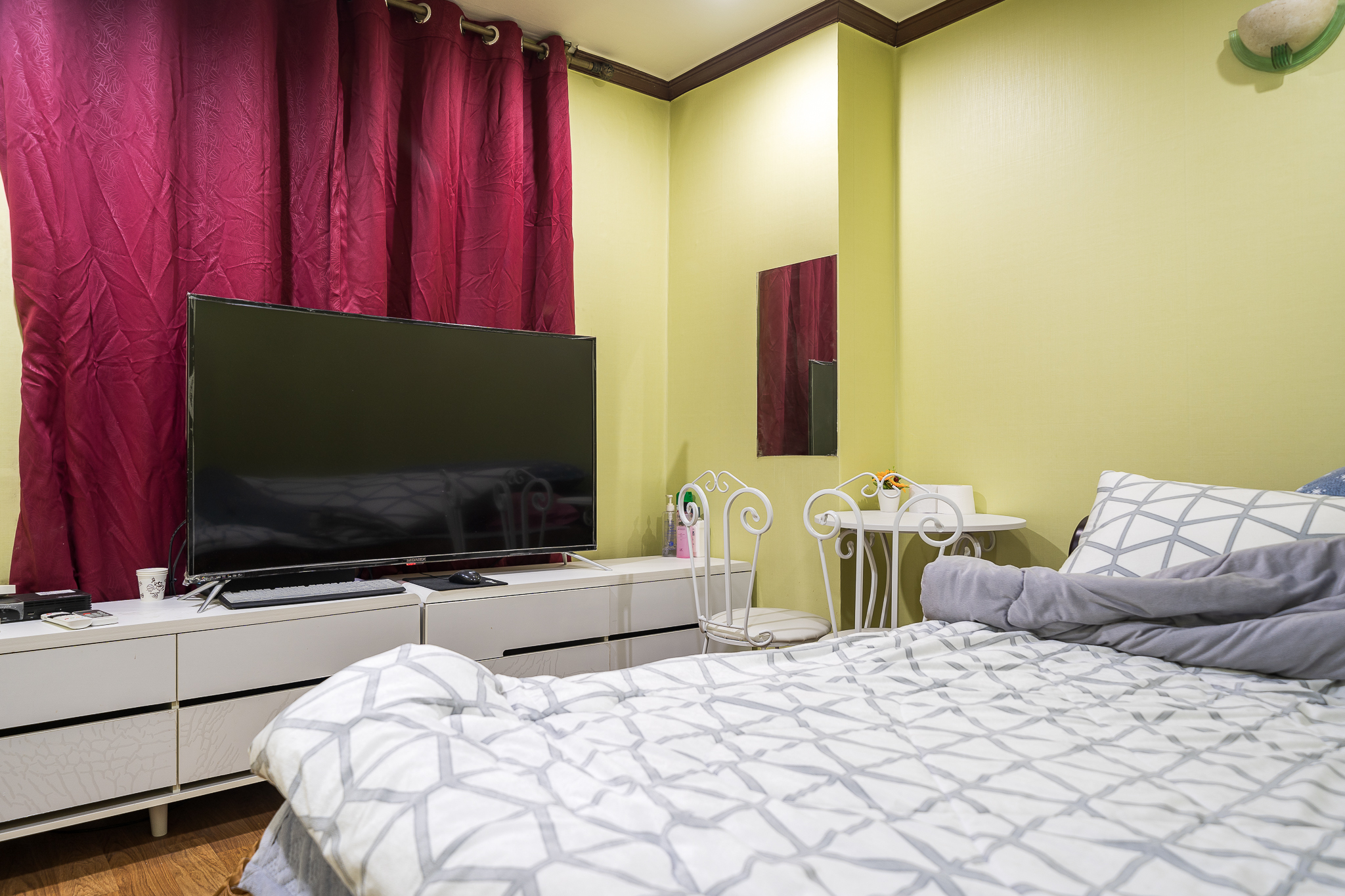 room detail thumbnail 2