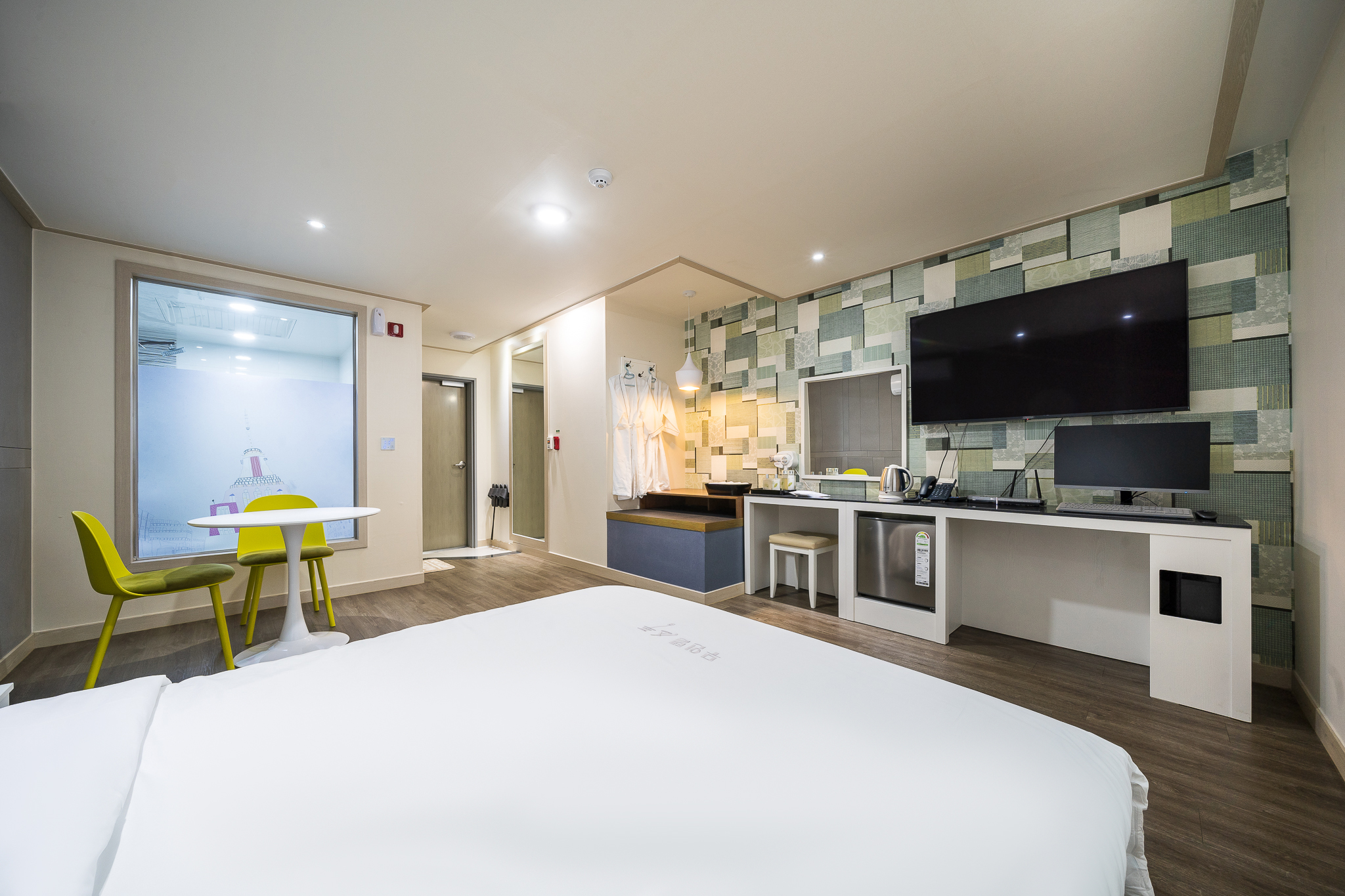 room detail thumbnail 2