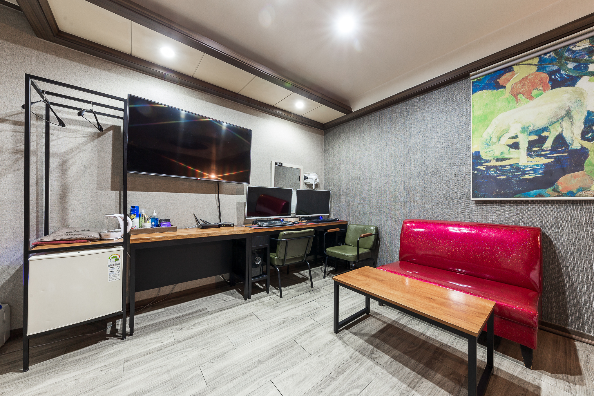 room detail thumbnail 1