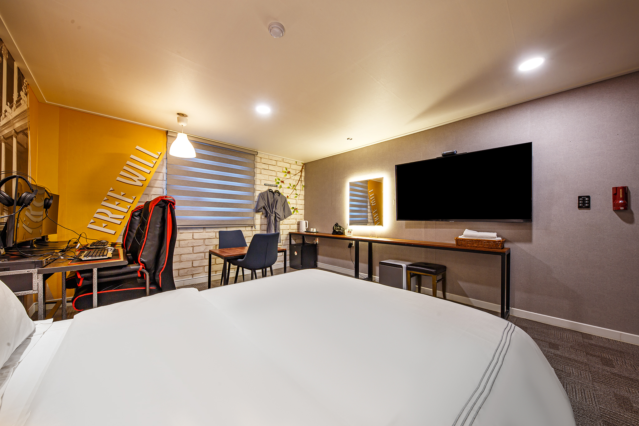 room detail thumbnail 2