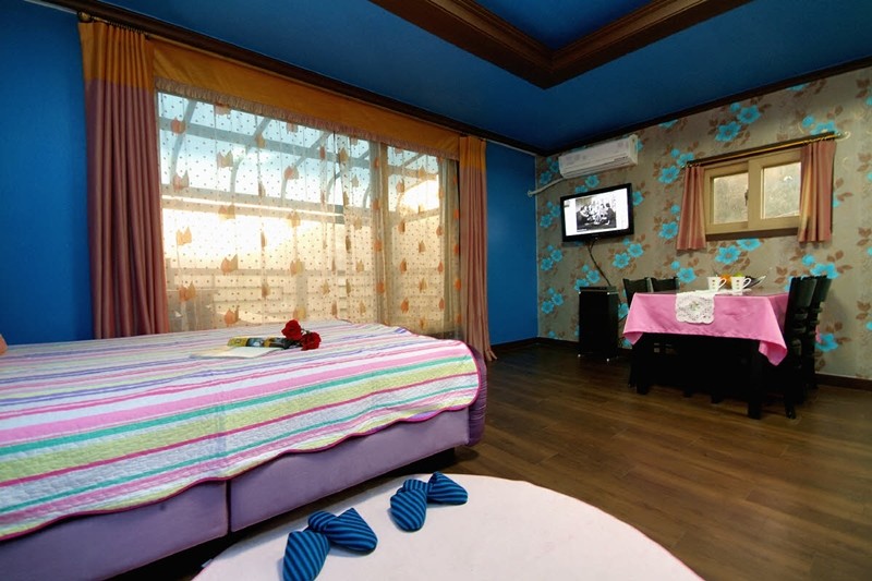 room detail thumbnail 2