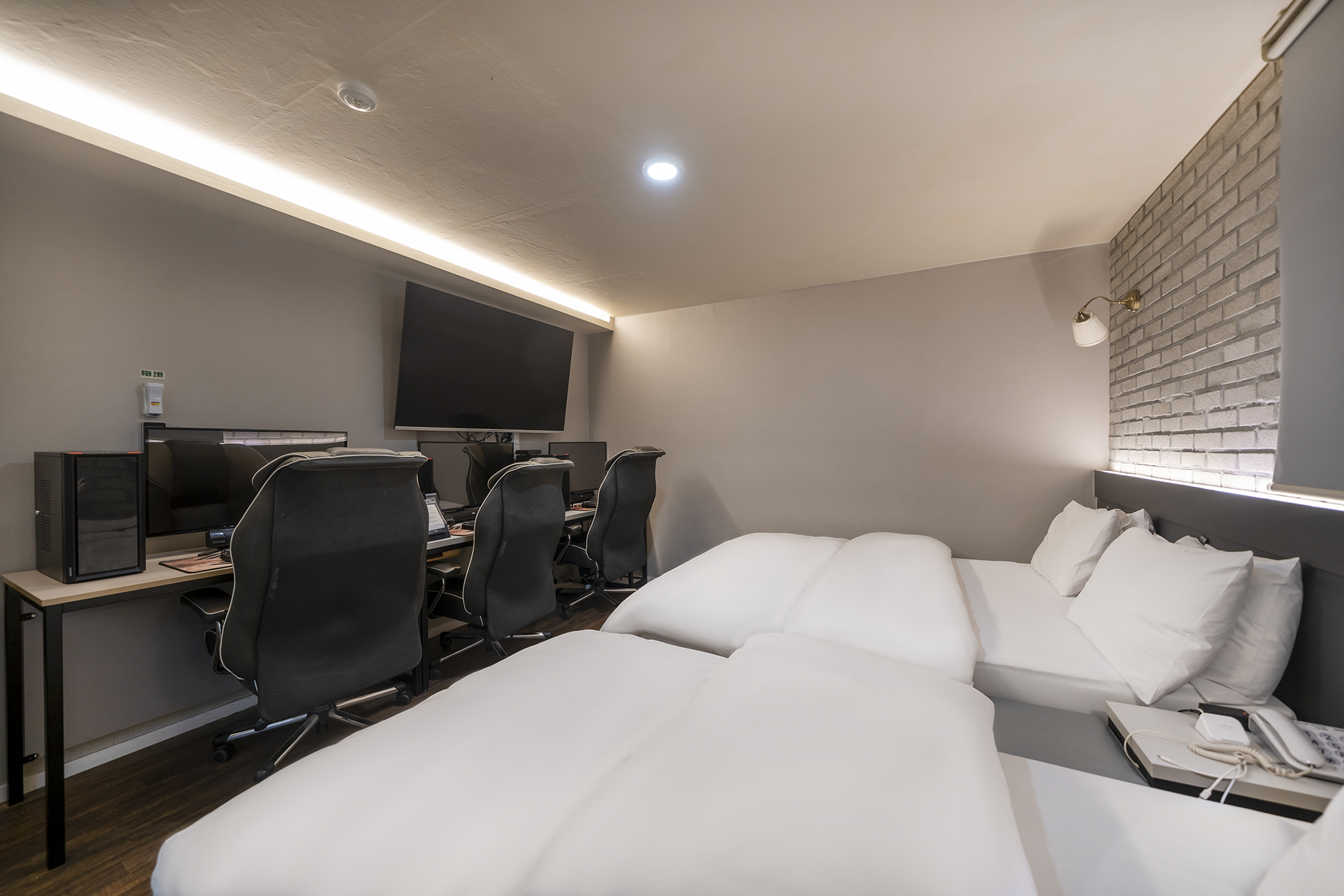 room detail thumbnail 1