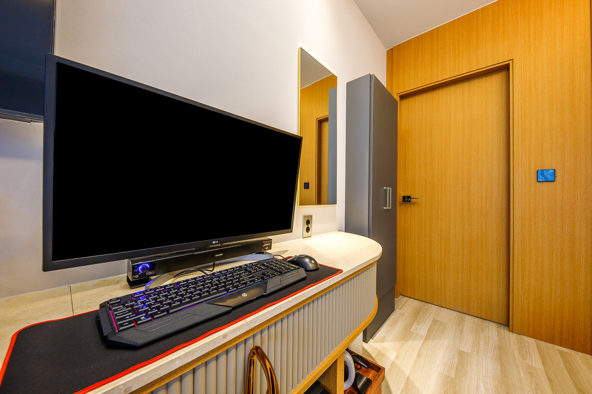 room detail thumbnail 2