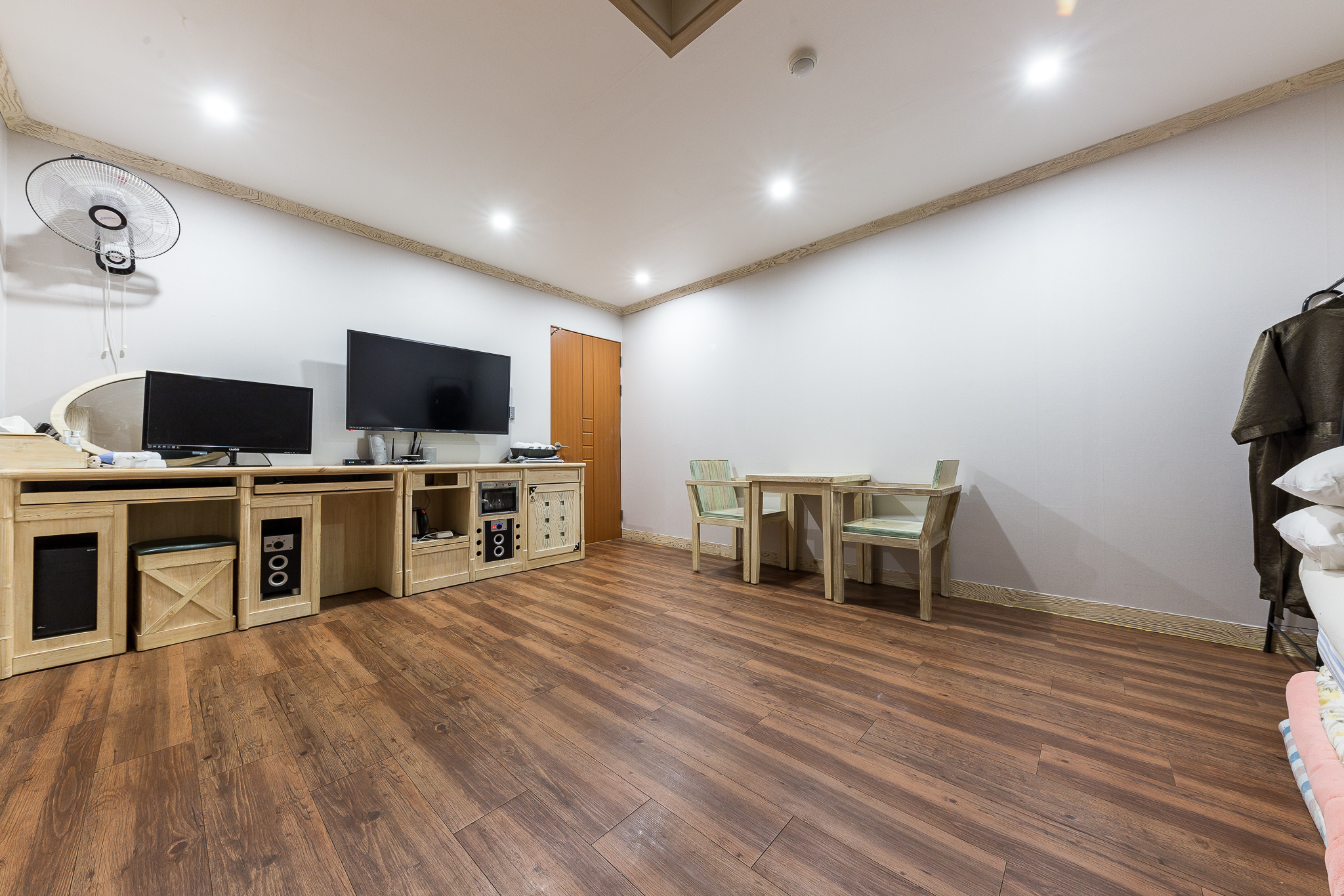 room detail thumbnail 2