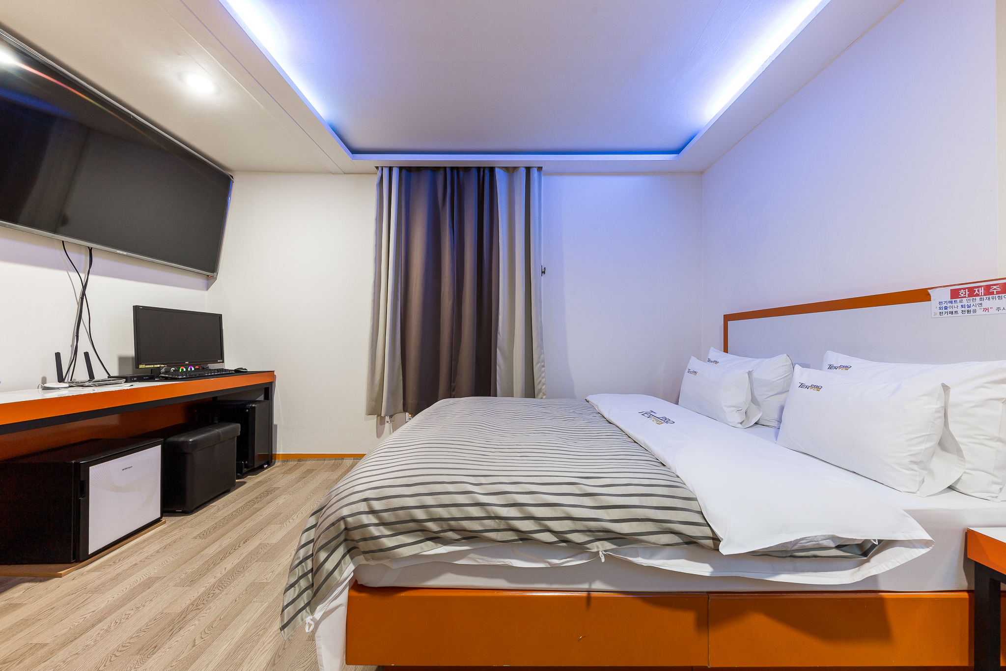 room detail thumbnail 2