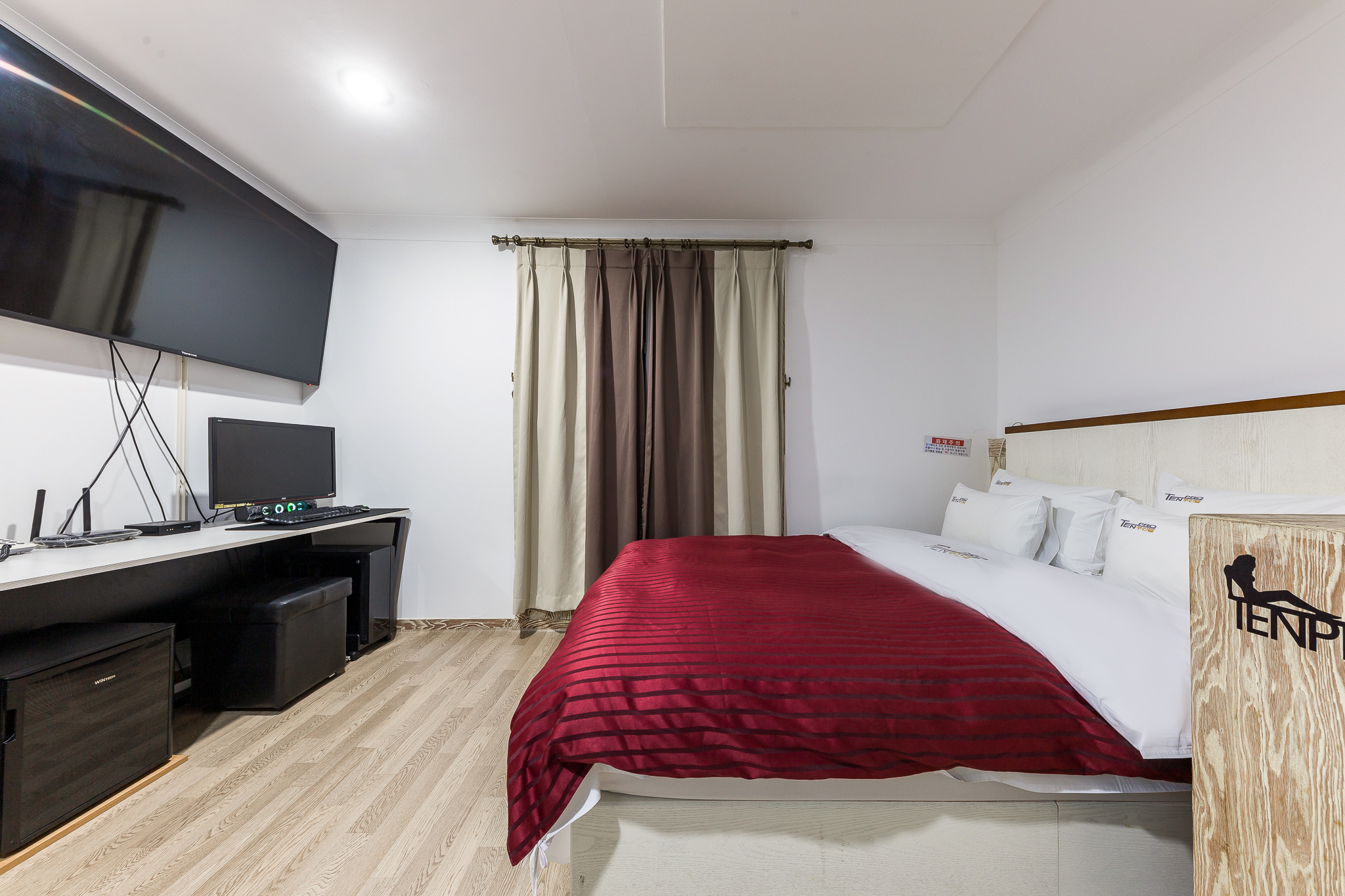 room detail thumbnail 1