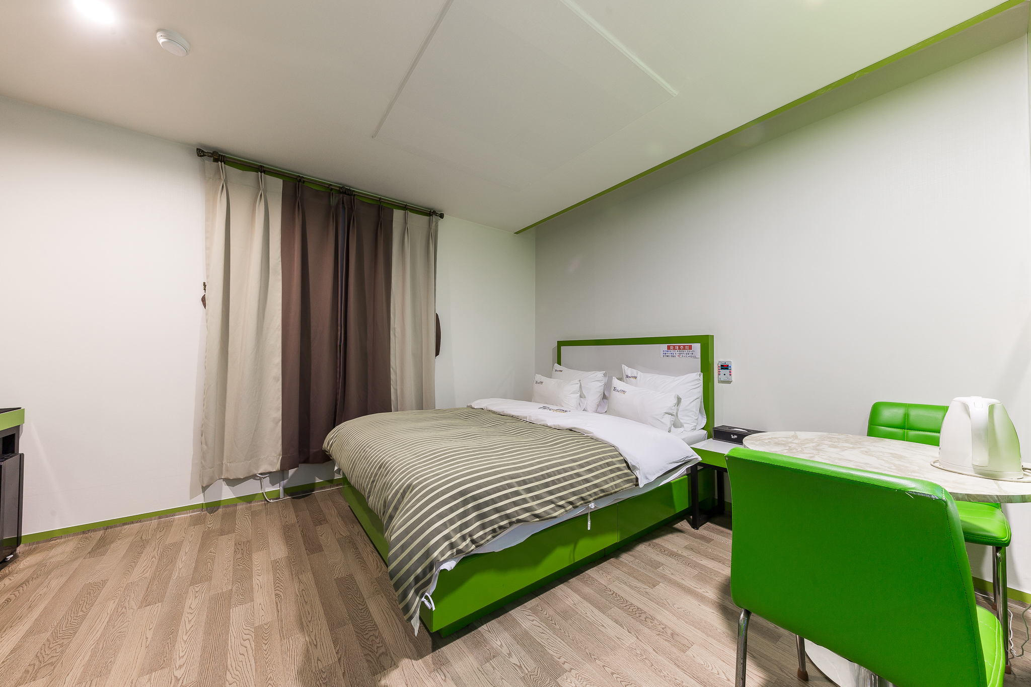 room detail thumbnail 2