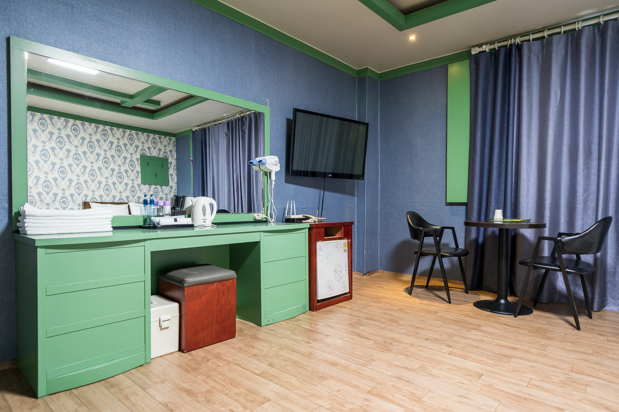 room detail thumbnail 2