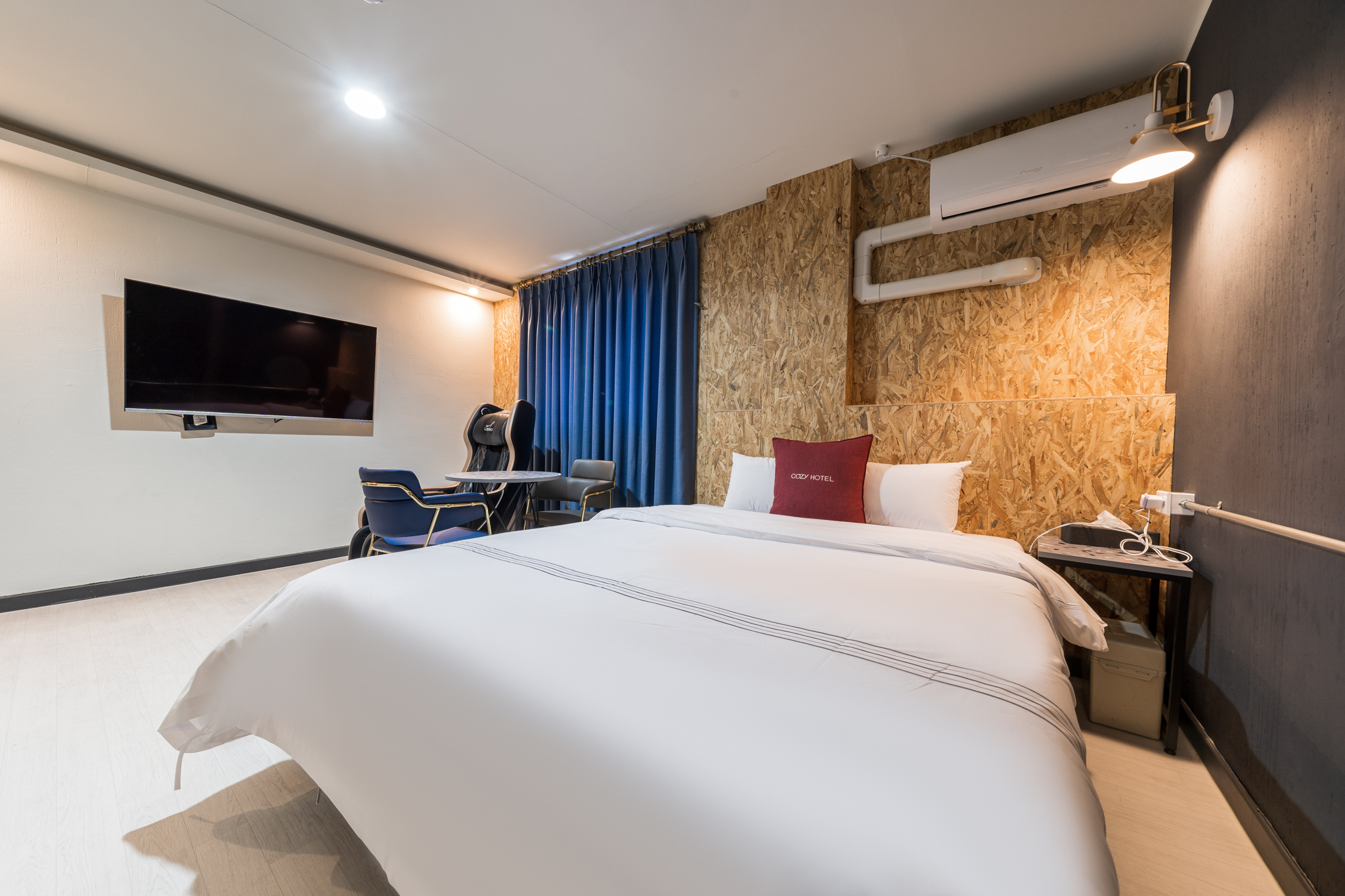 room detail thumbnail 2