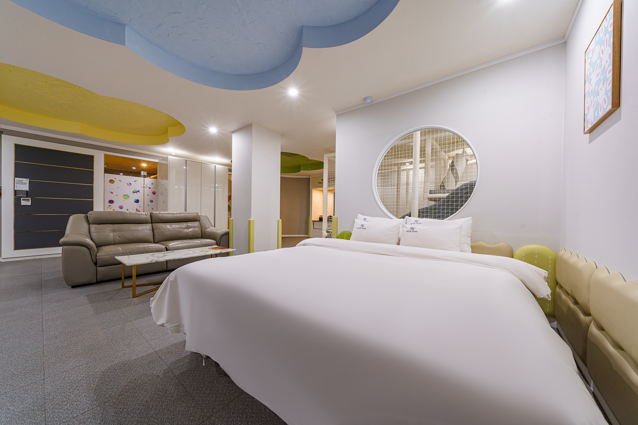 room detail thumbnail 2