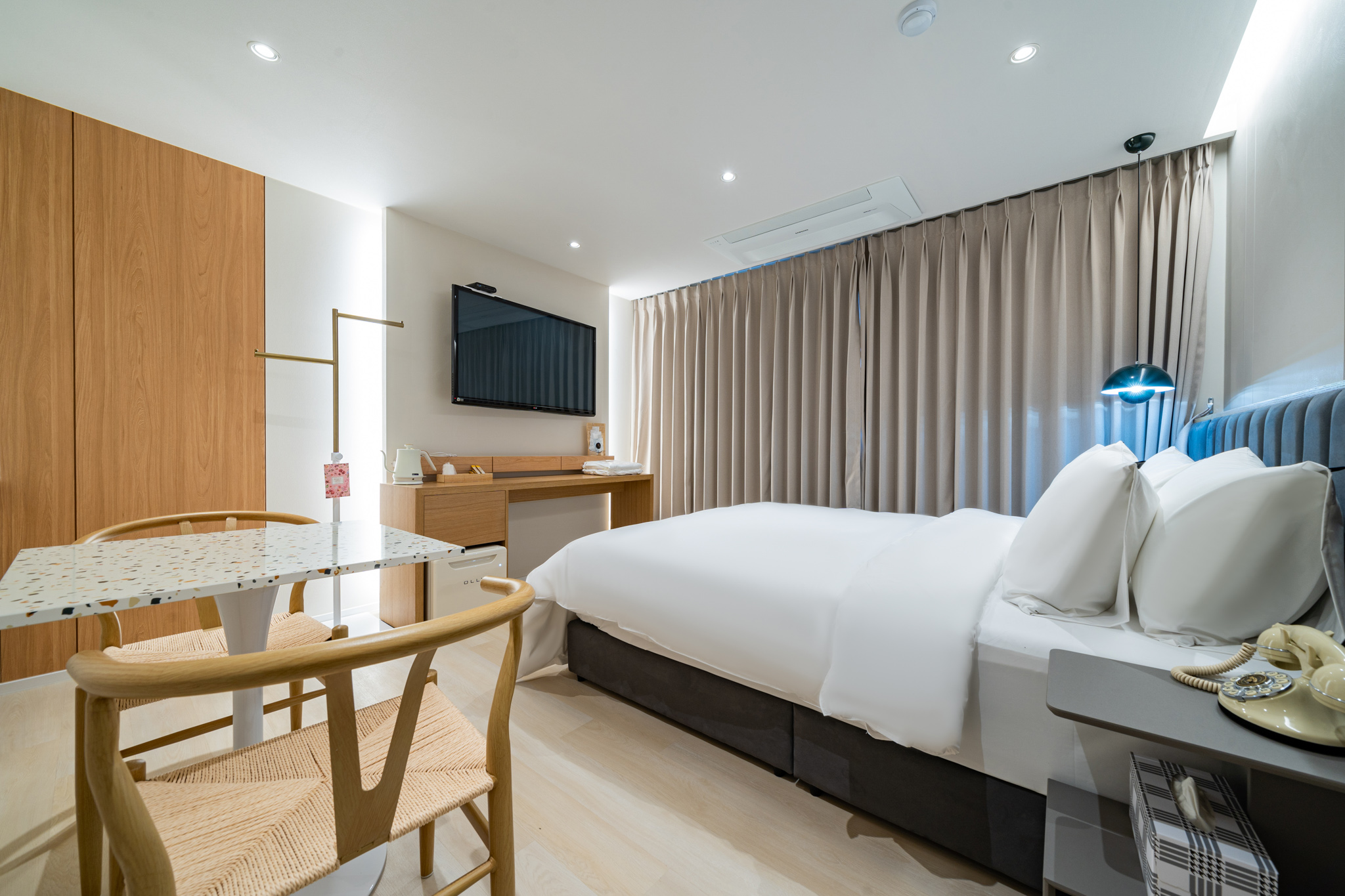 room detail thumbnail 2