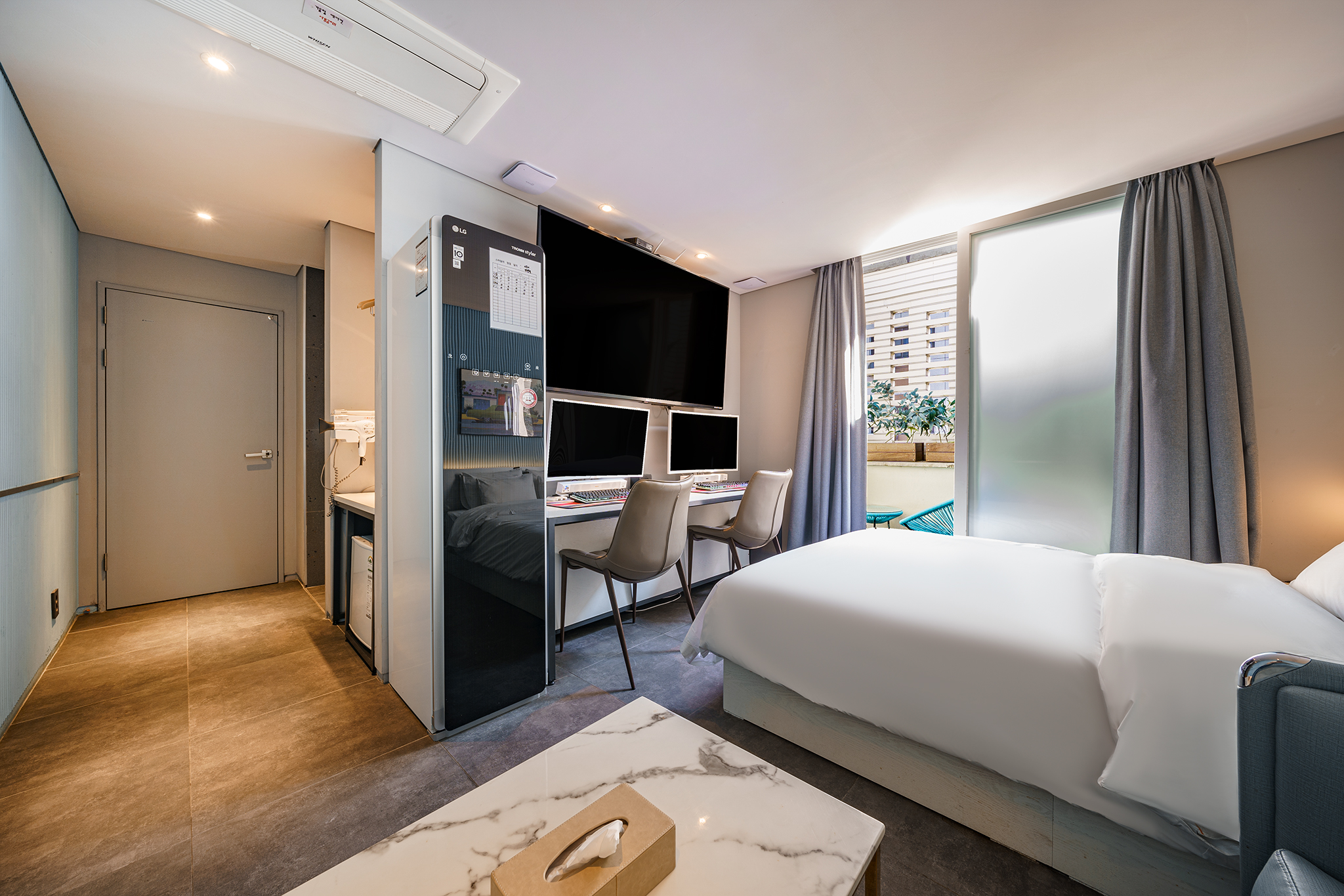 room detail thumbnail 2