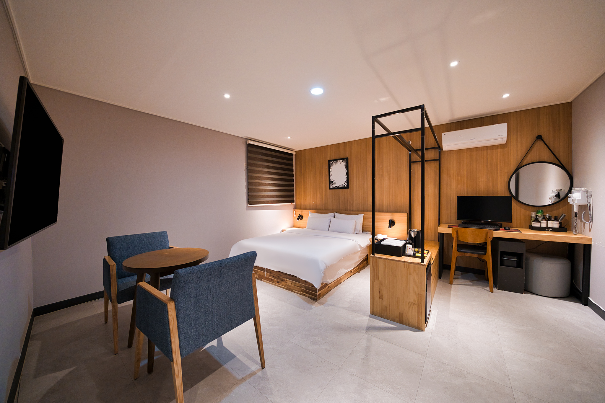 room detail thumbnail 2