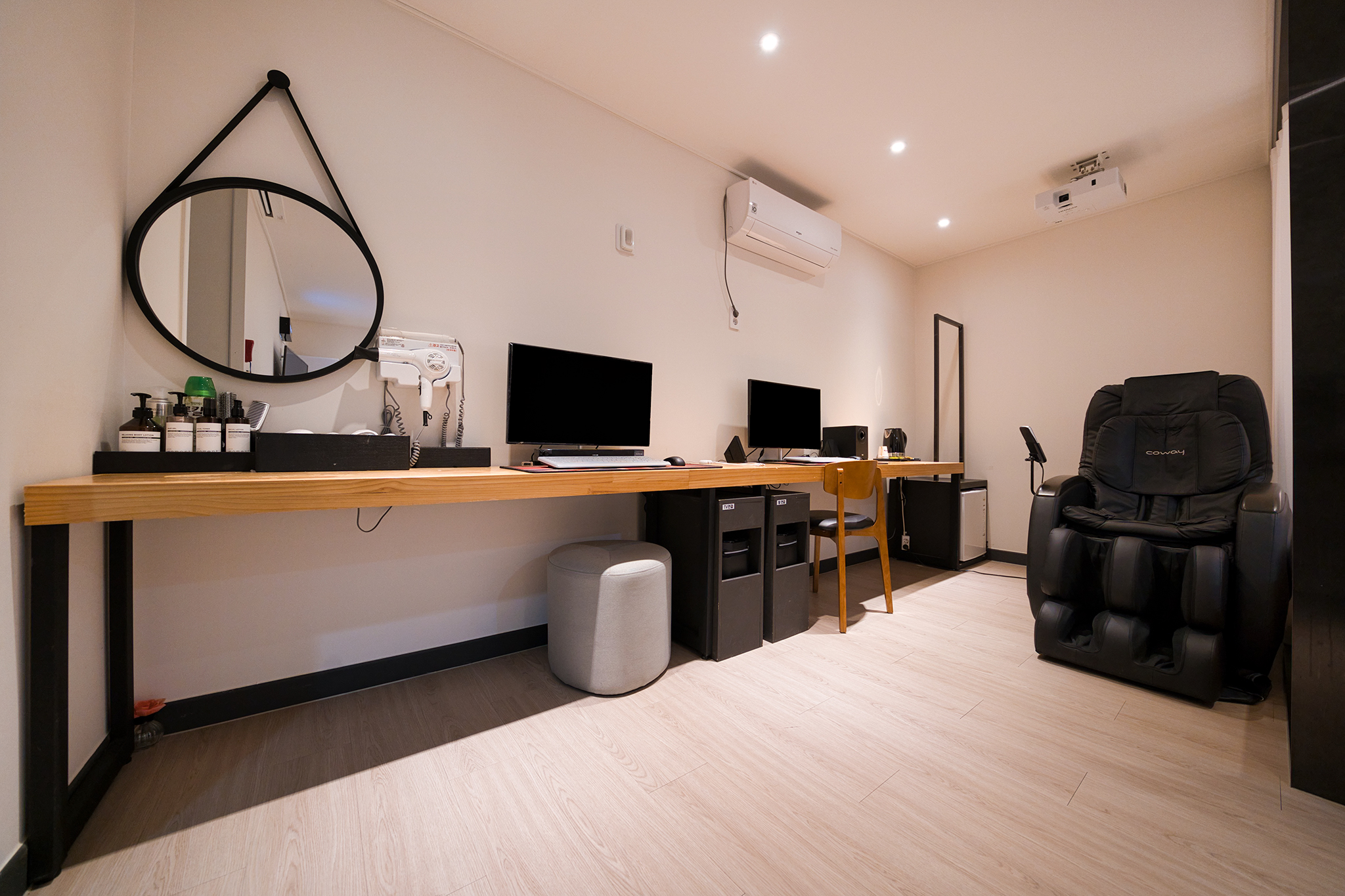 room detail thumbnail 1