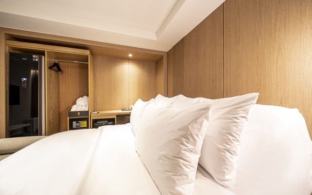 room detail thumbnail 2