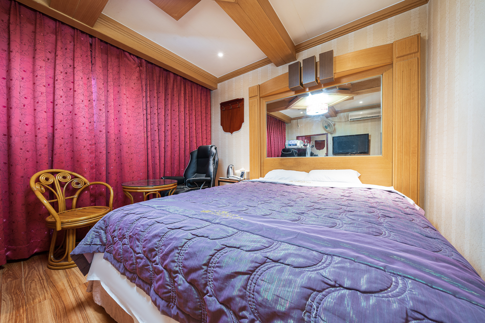 room detail thumbnail 1