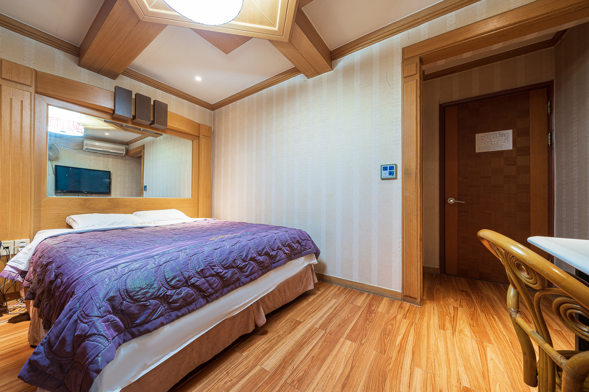 room detail thumbnail 2