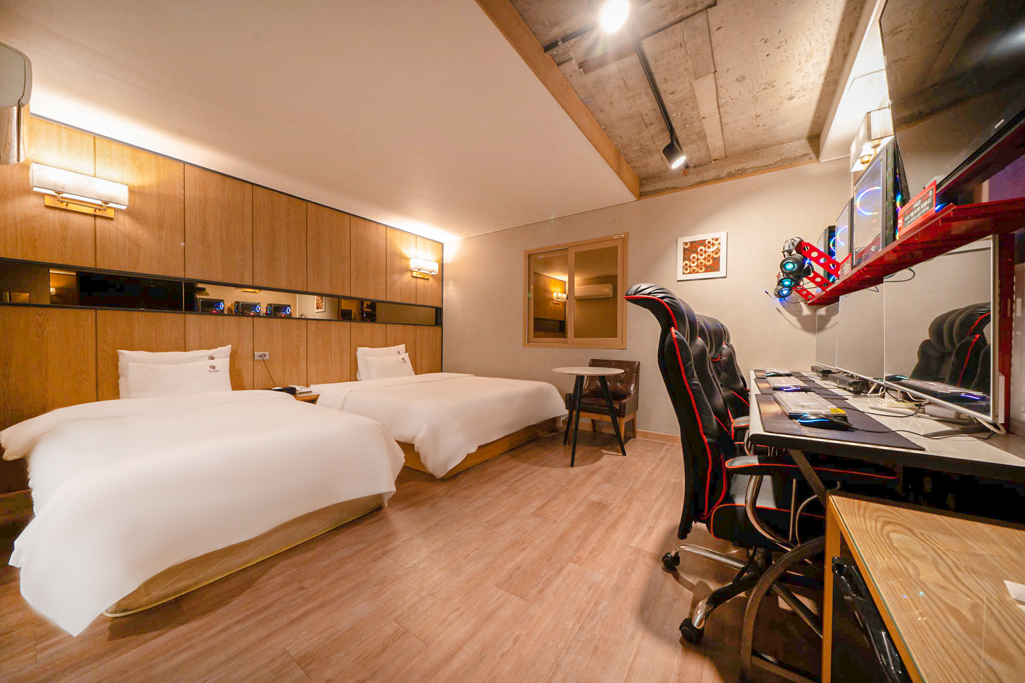 room detail thumbnail 1