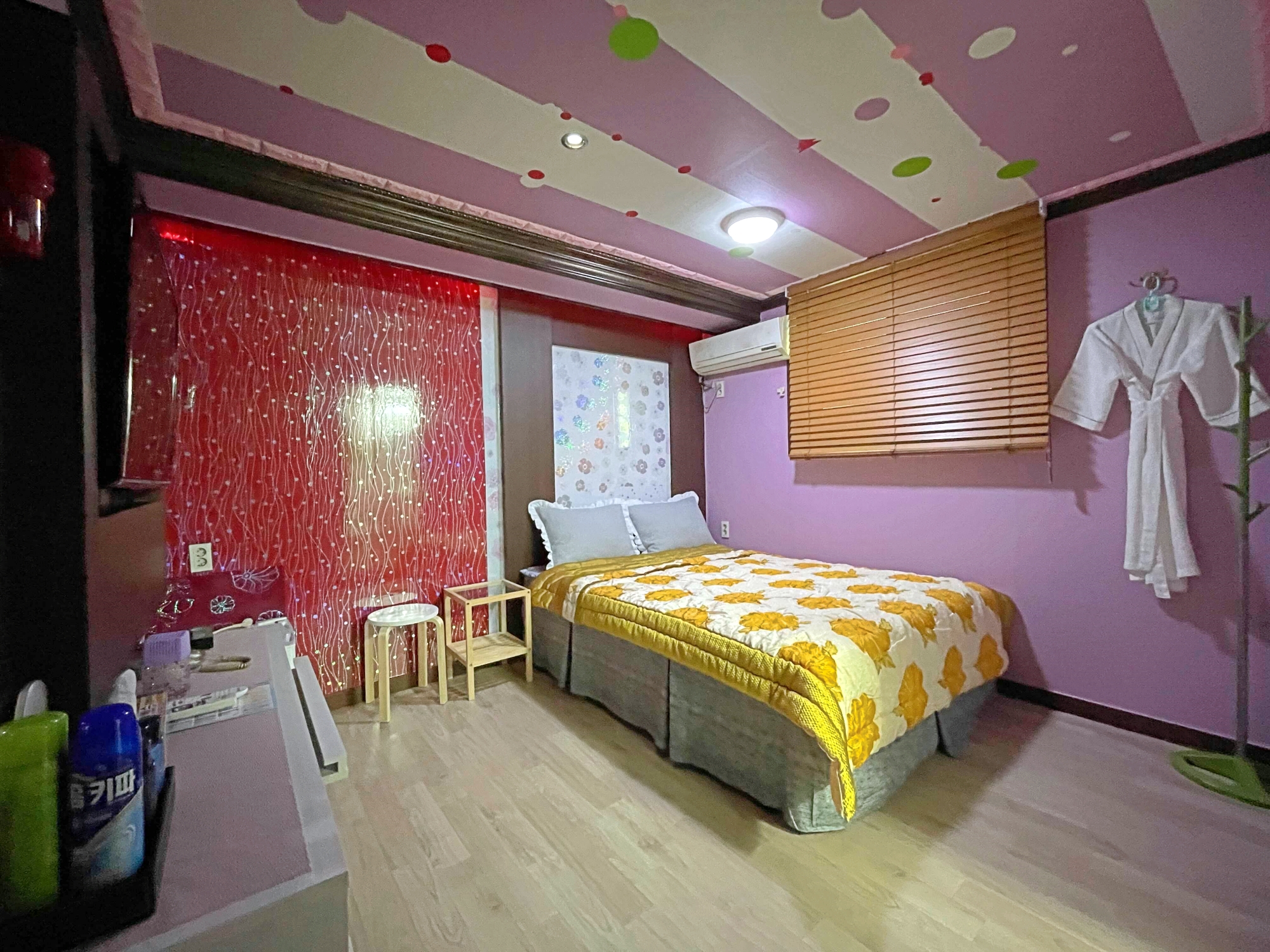 room detail thumbnail 1