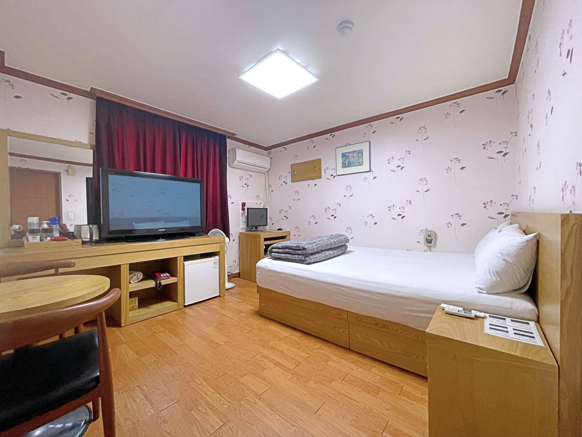 room detail thumbnail 0