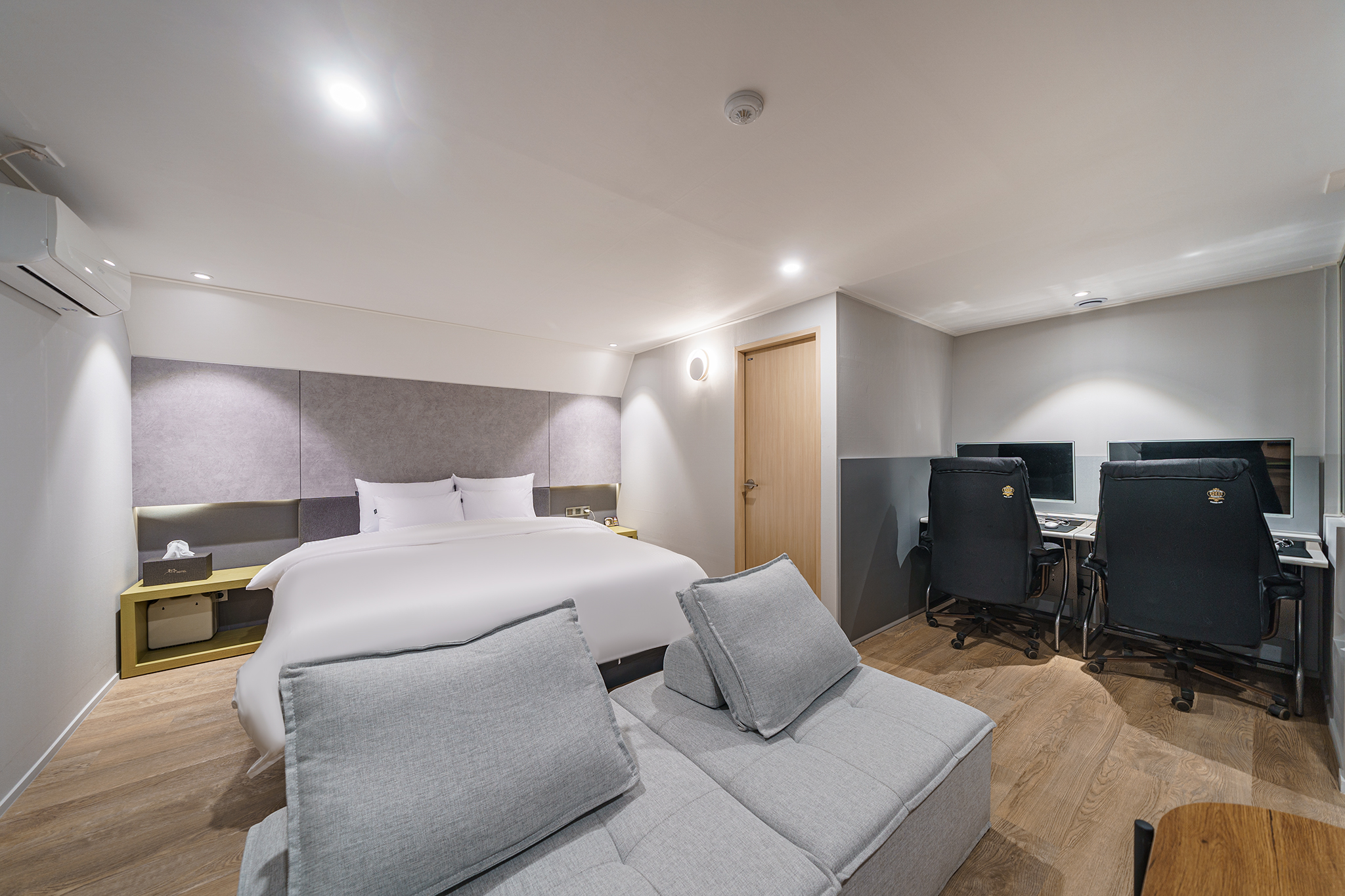 room detail thumbnail 1