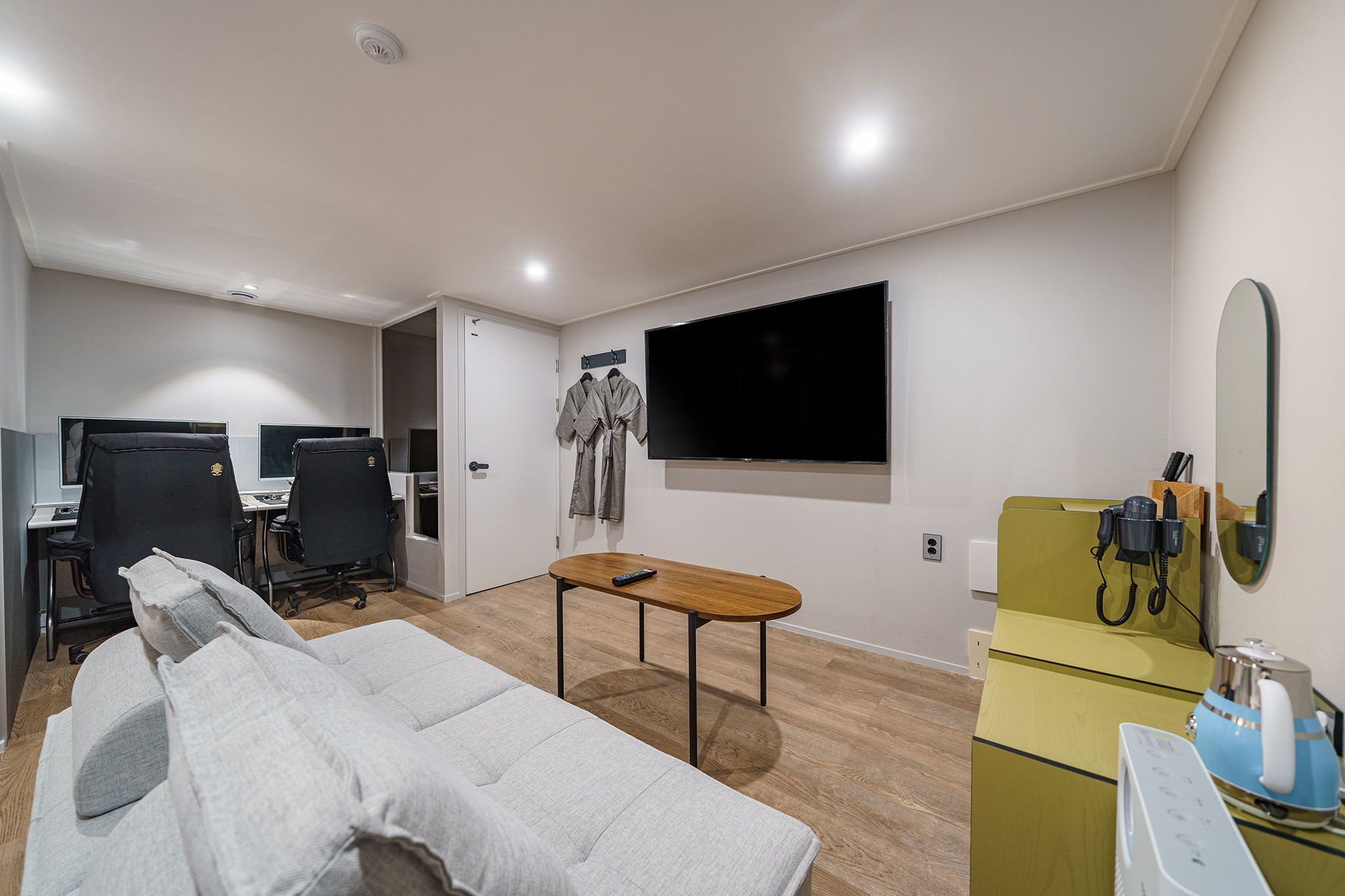 room detail thumbnail 2