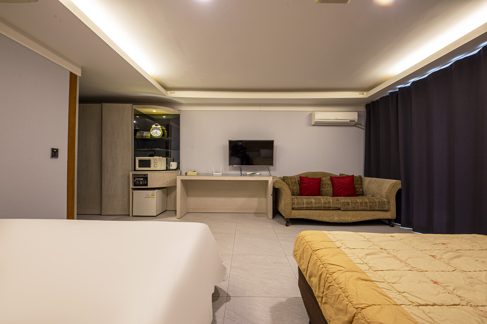 room detail thumbnail 2