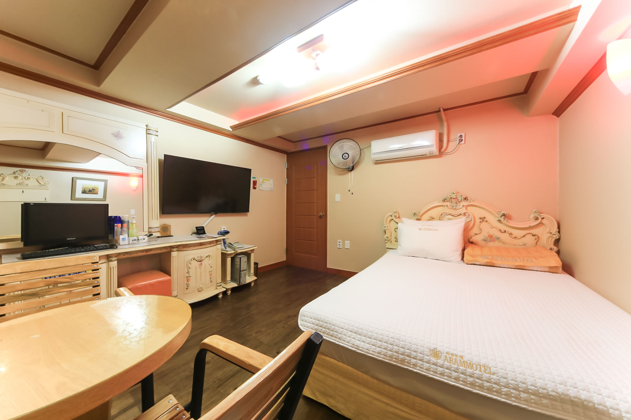 room detail thumbnail 1