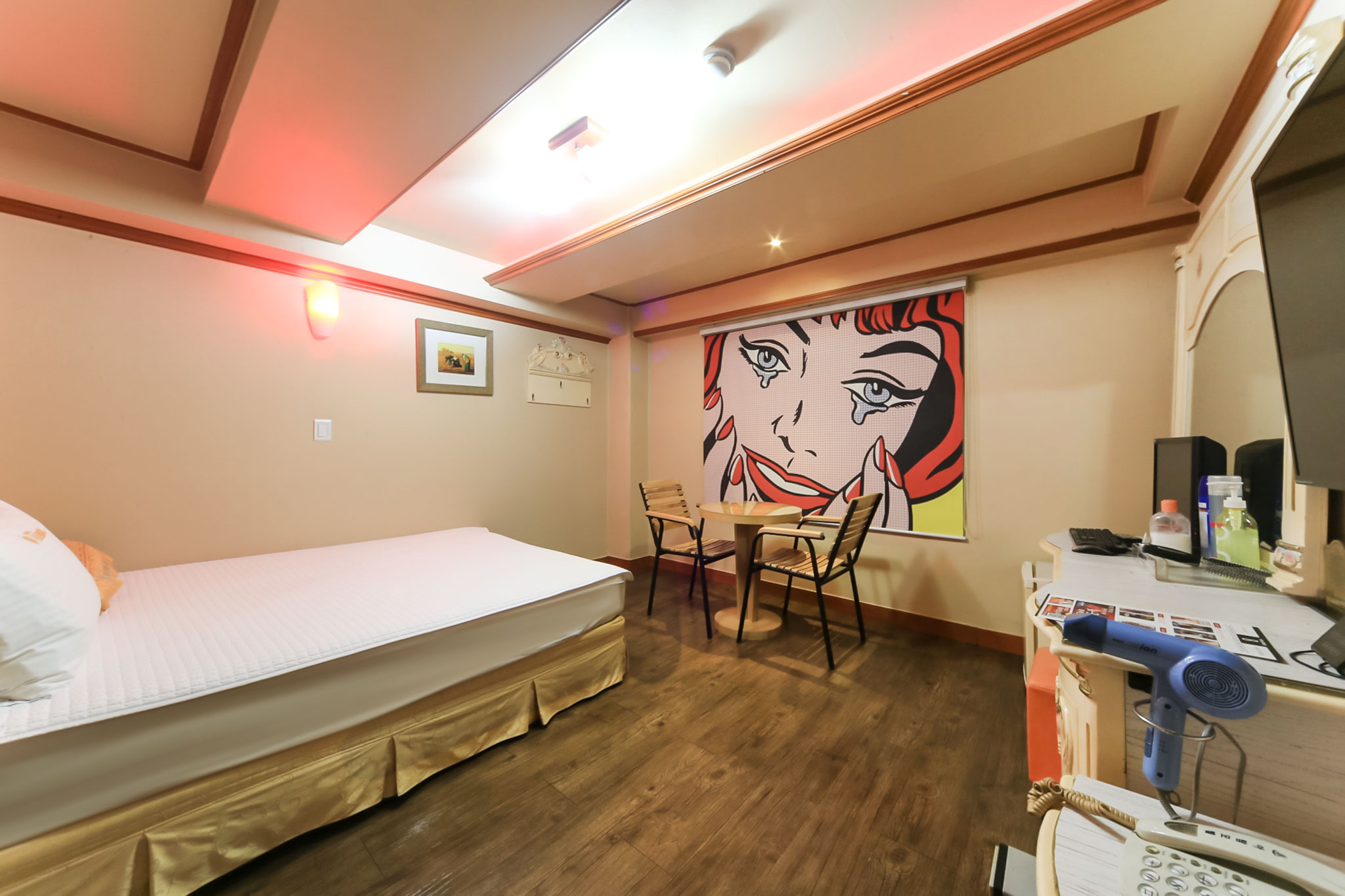 room detail thumbnail 2