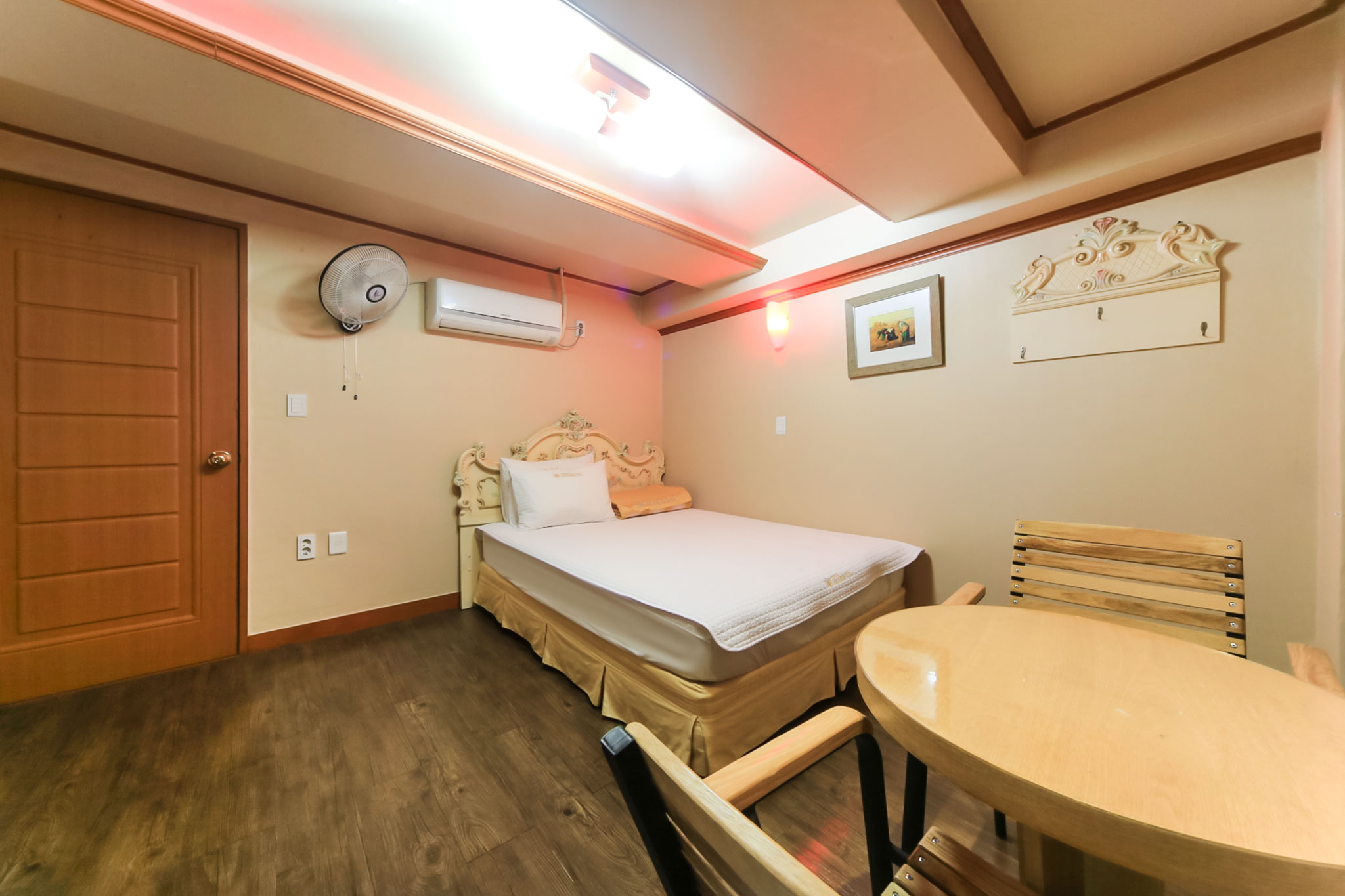 room detail thumbnail 1