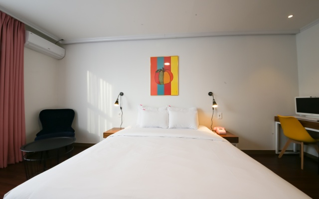 room detail thumbnail 2