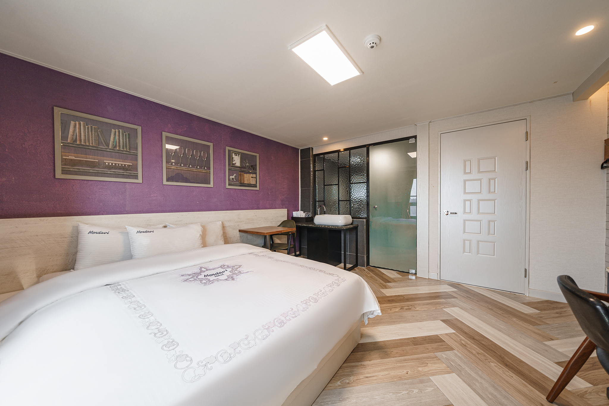 room detail thumbnail 2