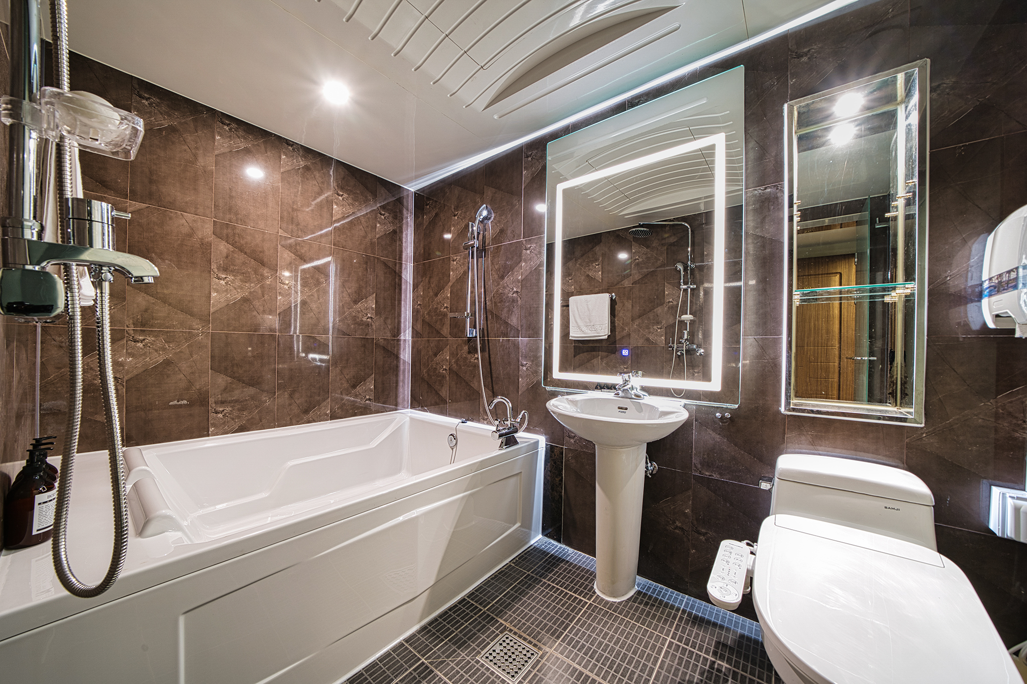 room detail thumbnail 2