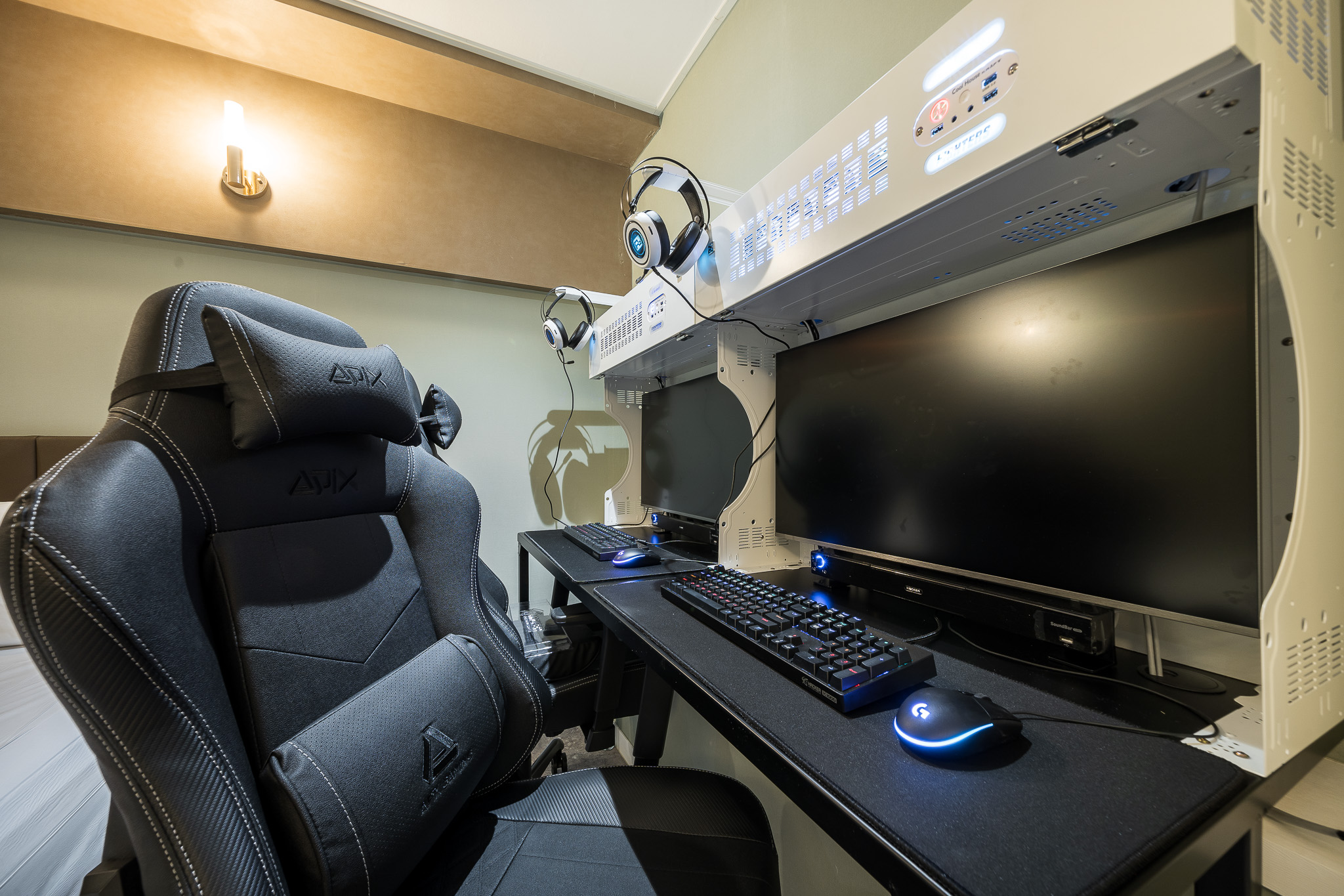 room detail thumbnail 2