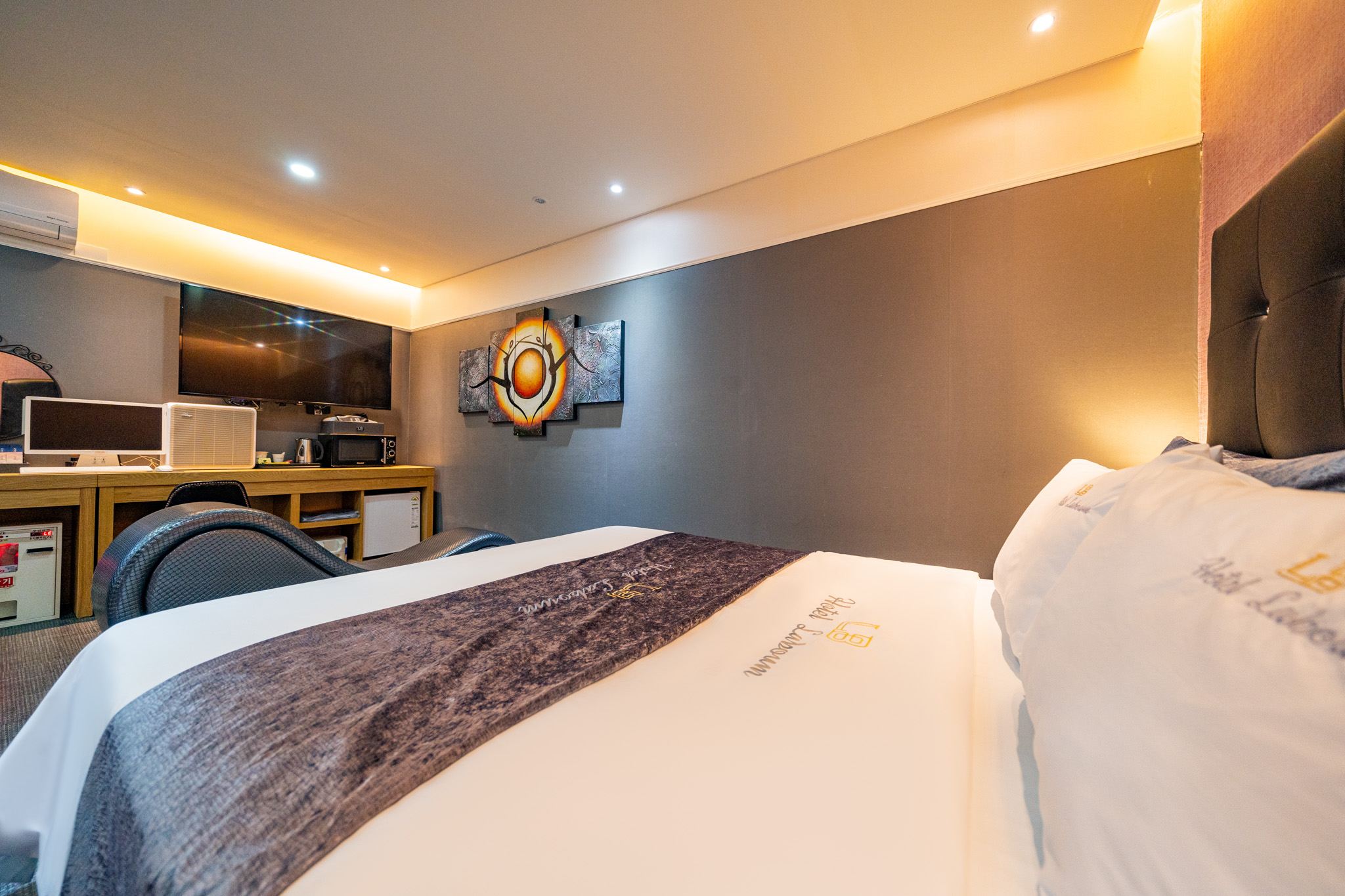 room detail thumbnail 2