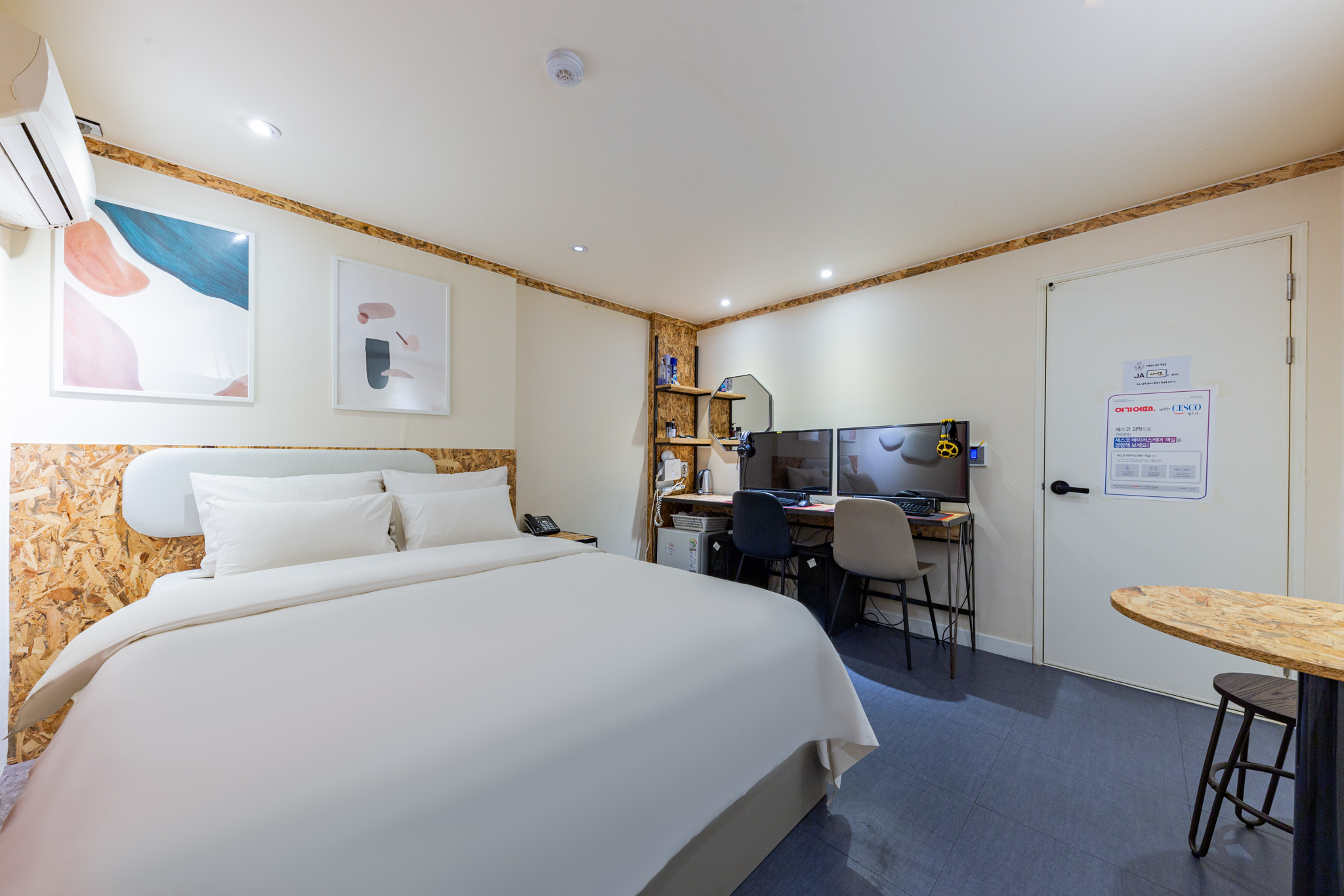 room detail thumbnail 2