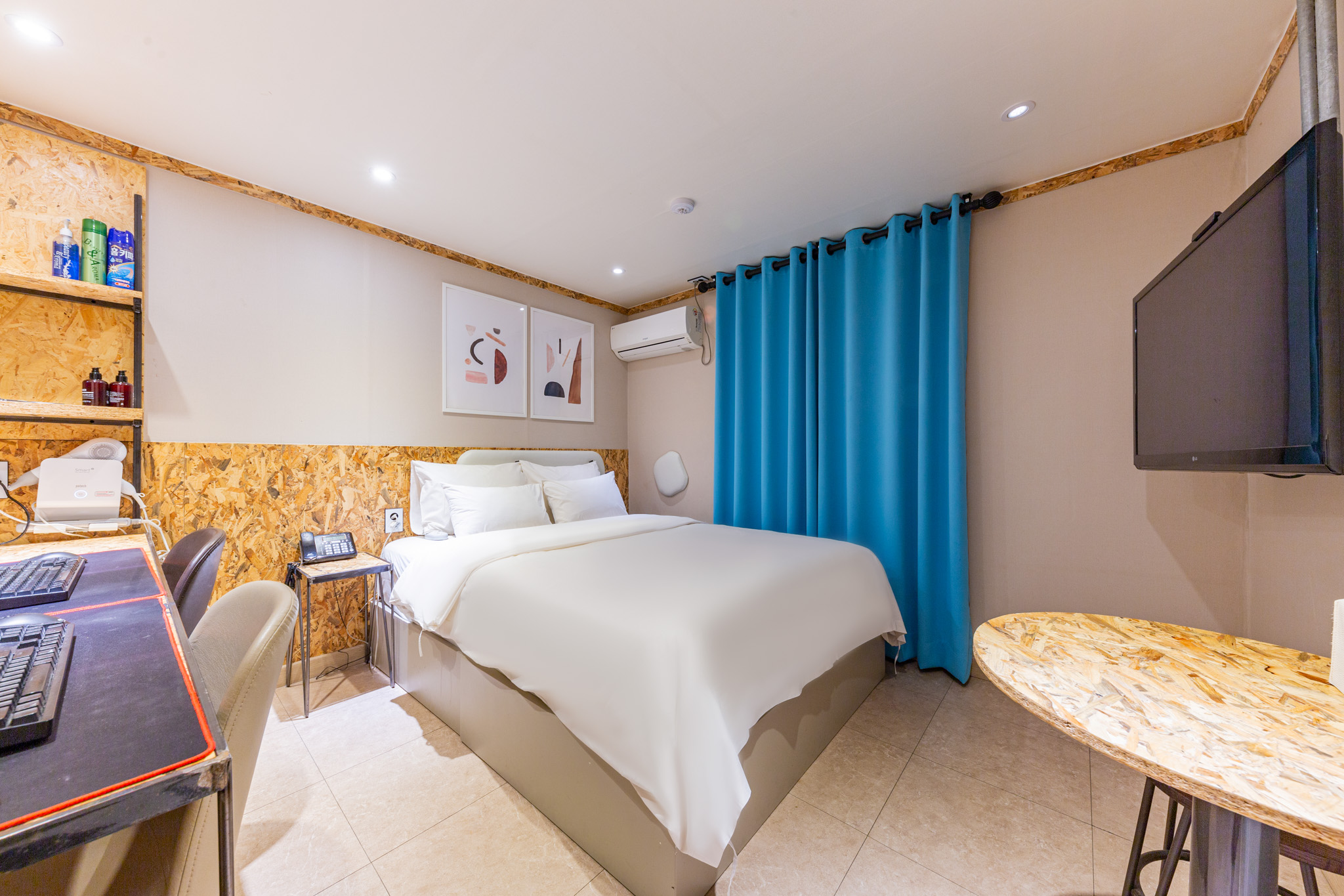 room detail thumbnail 1
