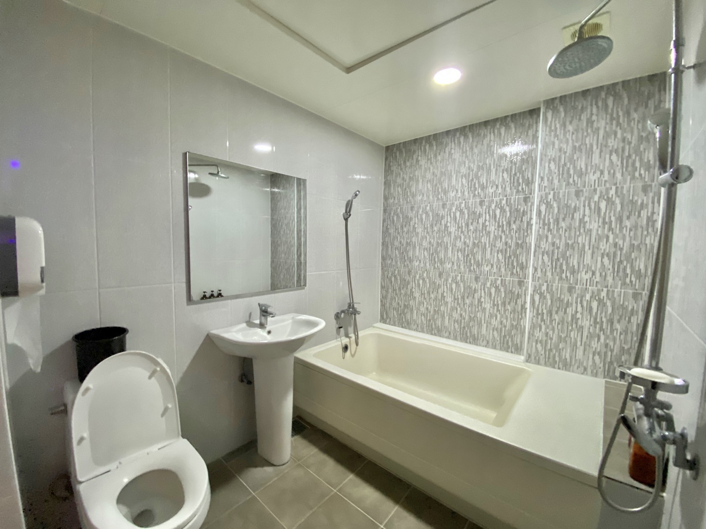 room detail thumbnail 1