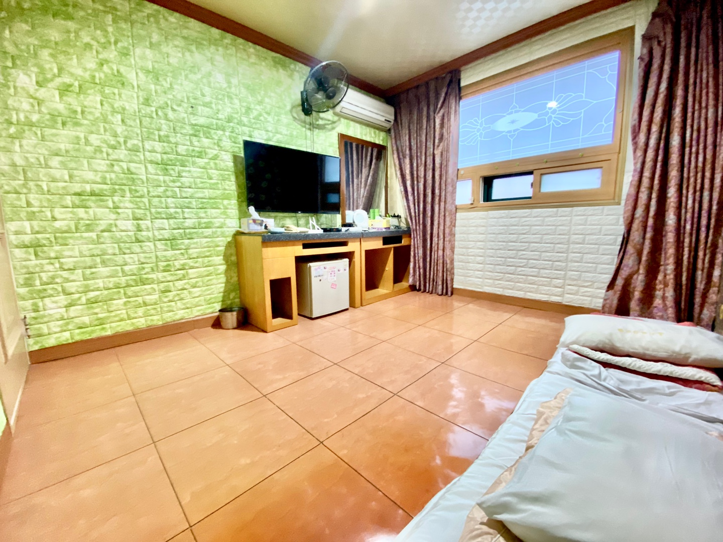 room detail thumbnail 0