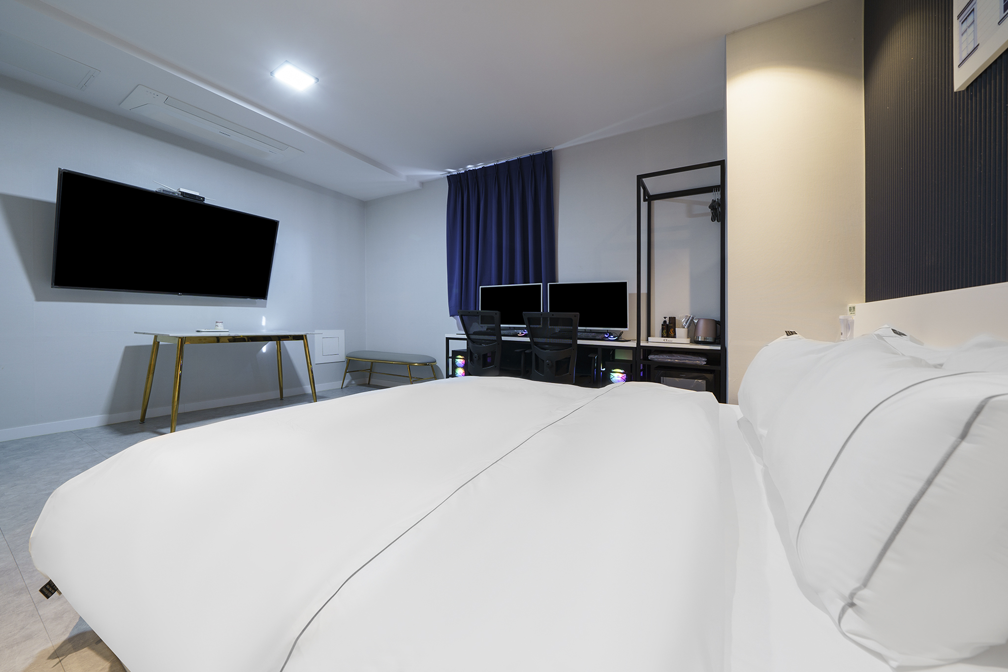 room detail thumbnail 2