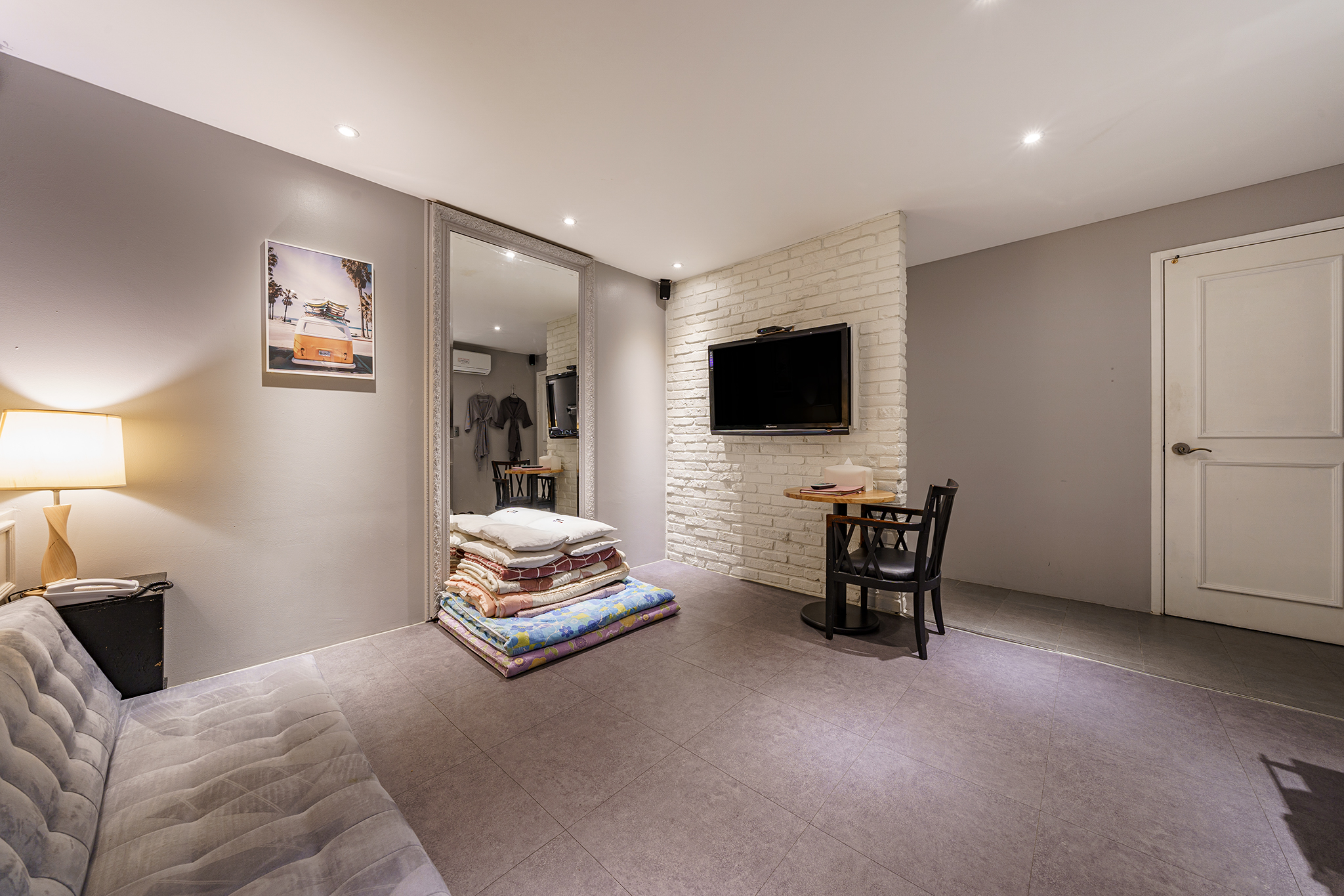 room detail thumbnail 2