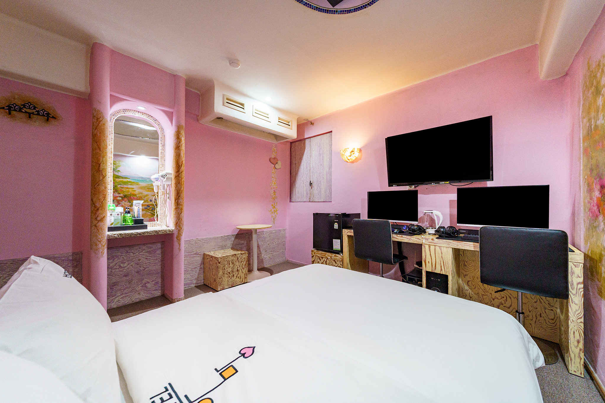 room detail thumbnail 2