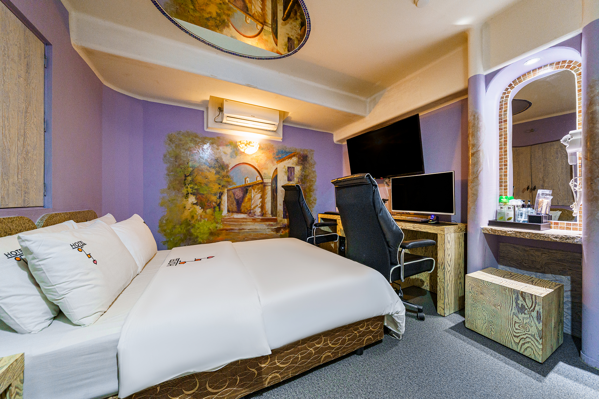 room detail thumbnail 1