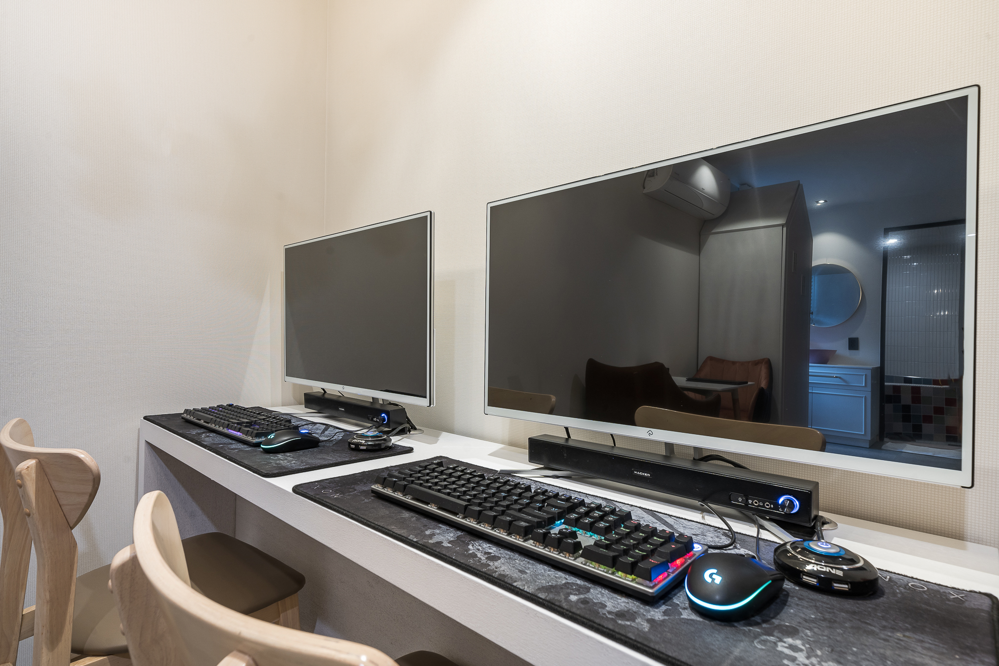 room detail thumbnail 2