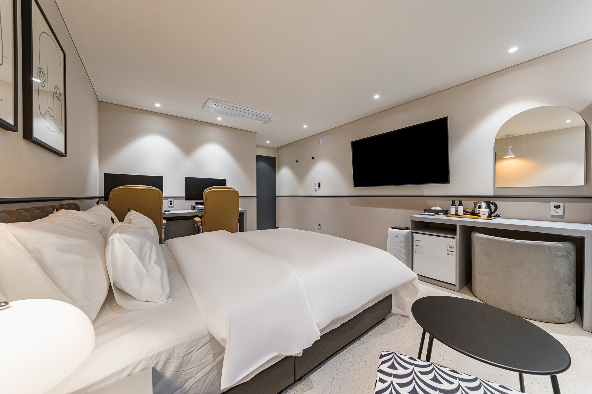 room detail thumbnail 2