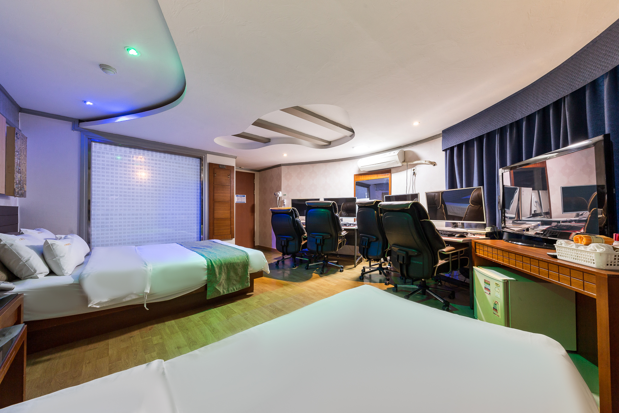 room detail thumbnail 2