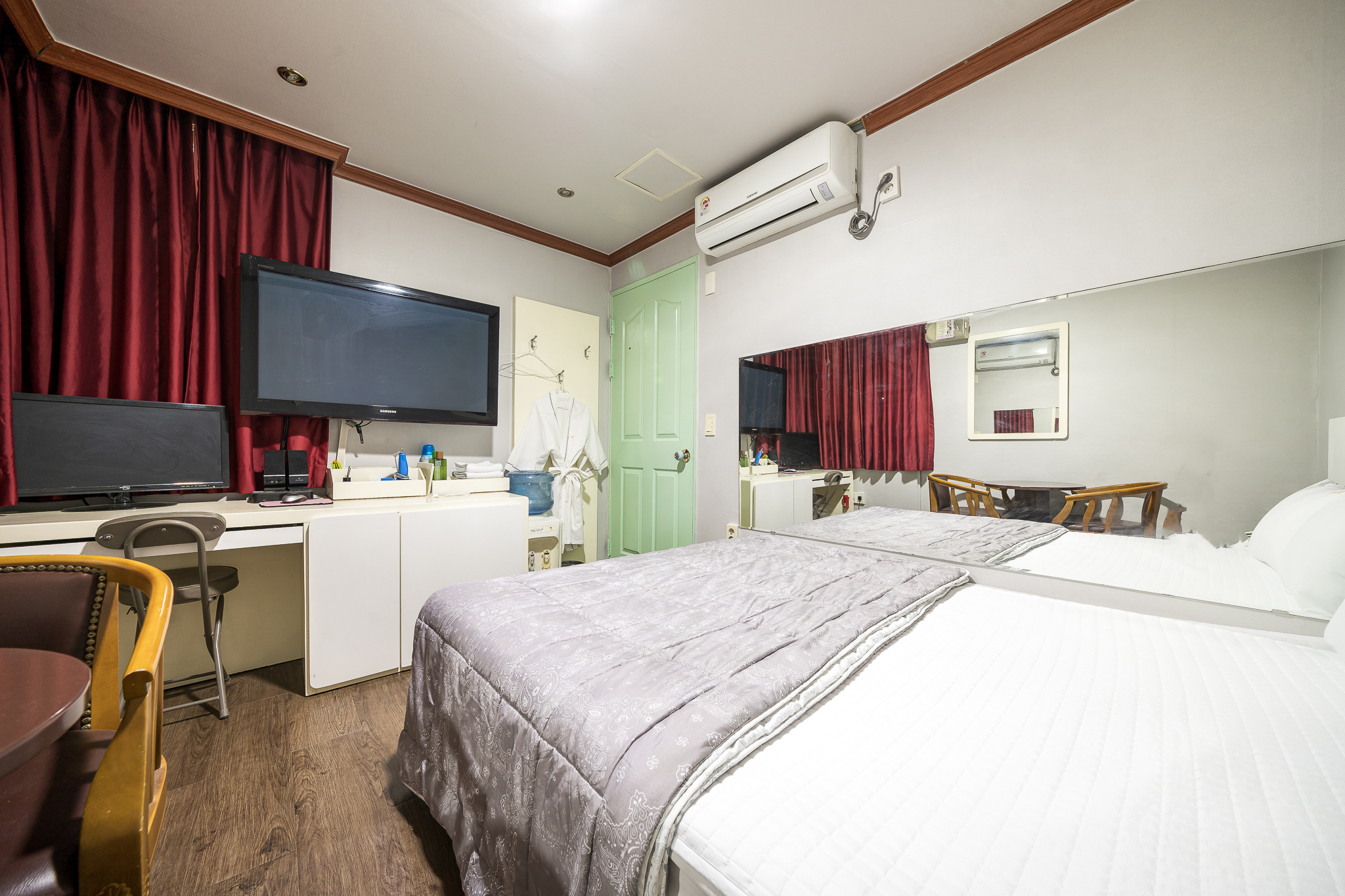 room detail thumbnail 2