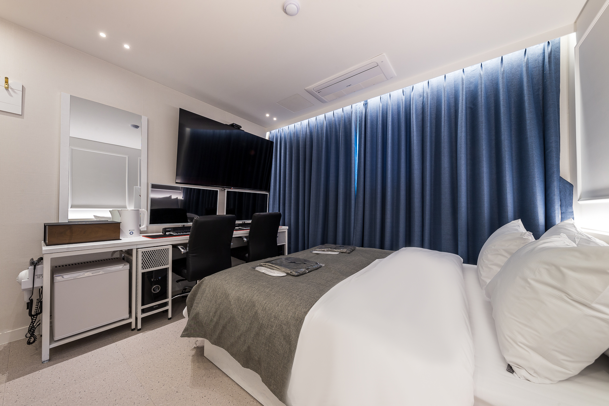 room detail thumbnail 2