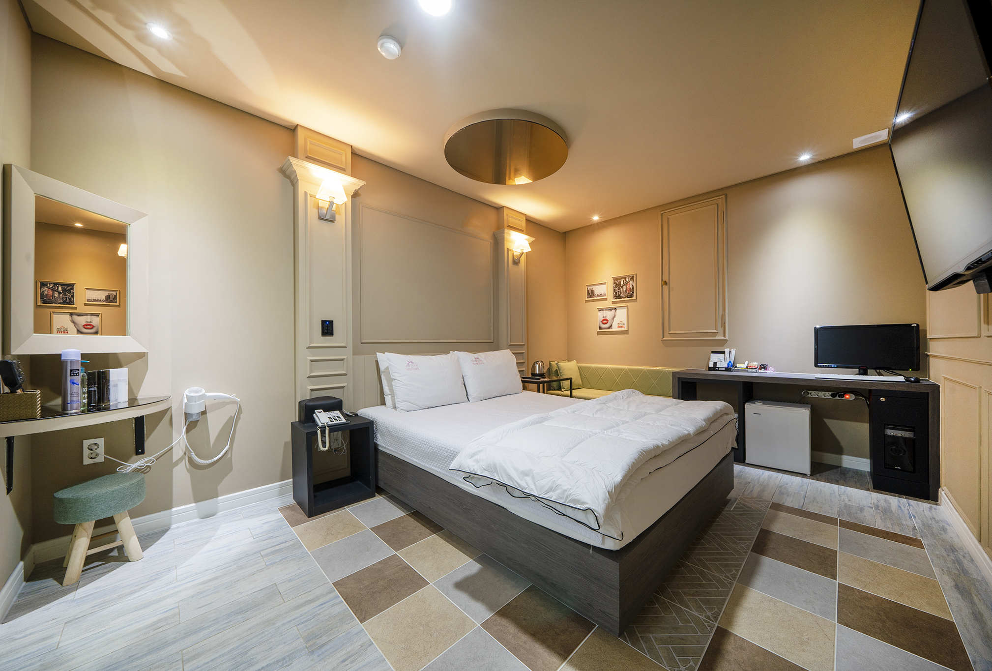 room detail thumbnail 1