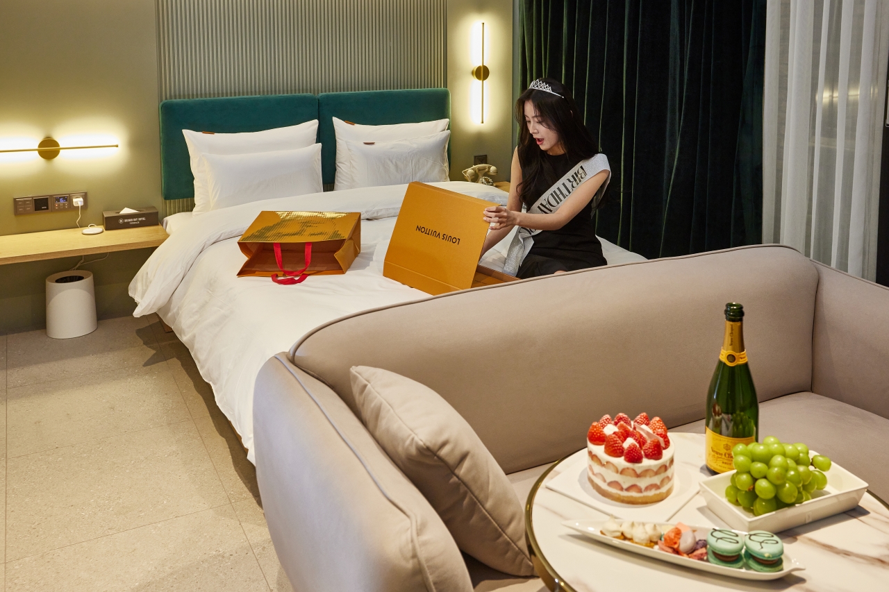 room detail thumbnail 2